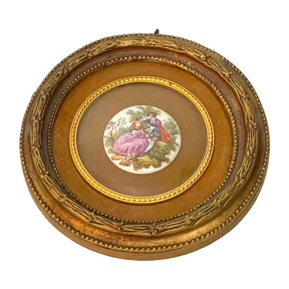 B & S Creations Cameo Framed Portrait Round in Gold Colored Frame - Picture 1 of 4